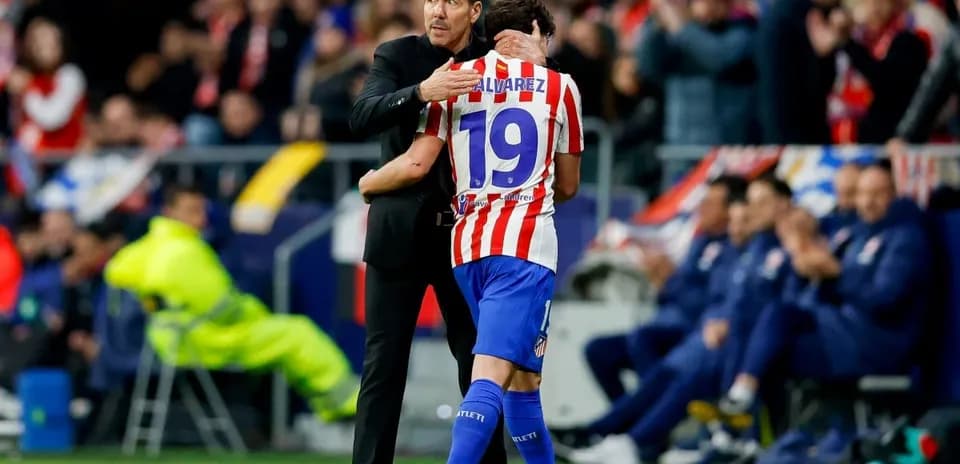 Entrenador abrazando a jugador en el estadio
