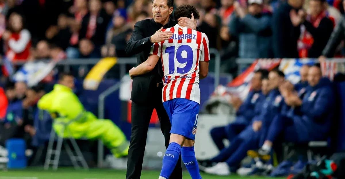 Entrenador abrazando a jugador en el estadio