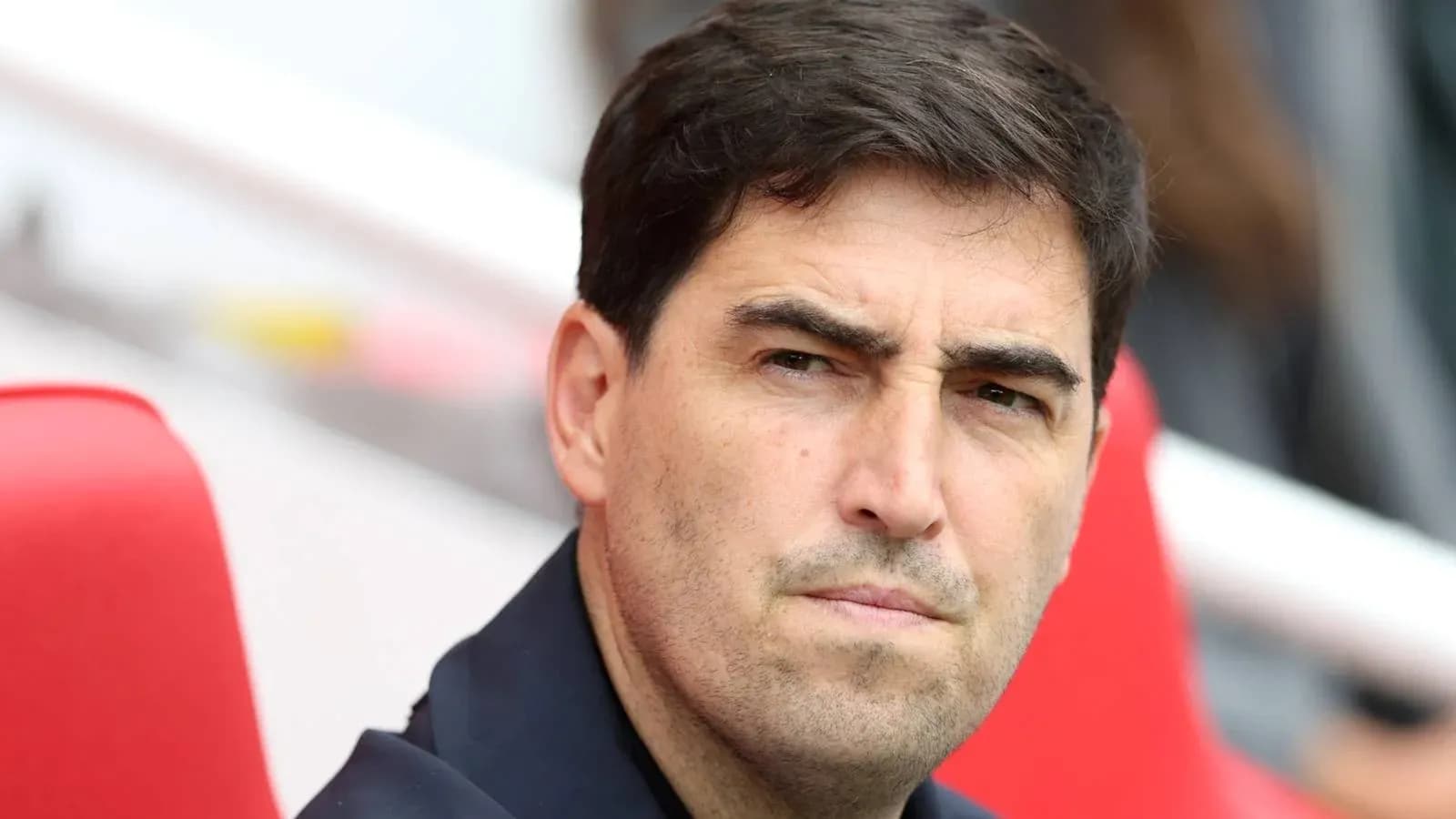 Entrenador observando el partido desde la banca