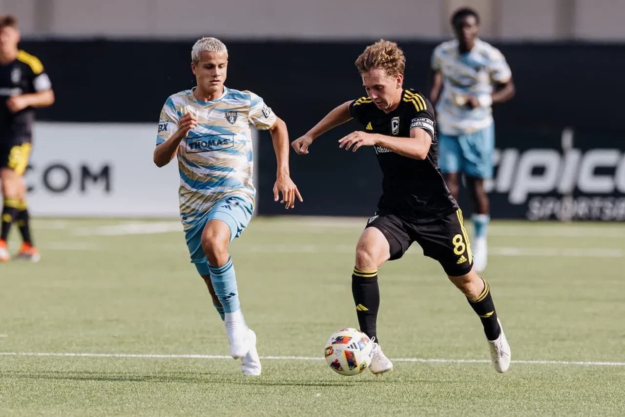 Jugador de Columbus Crew II corriendo con el balón