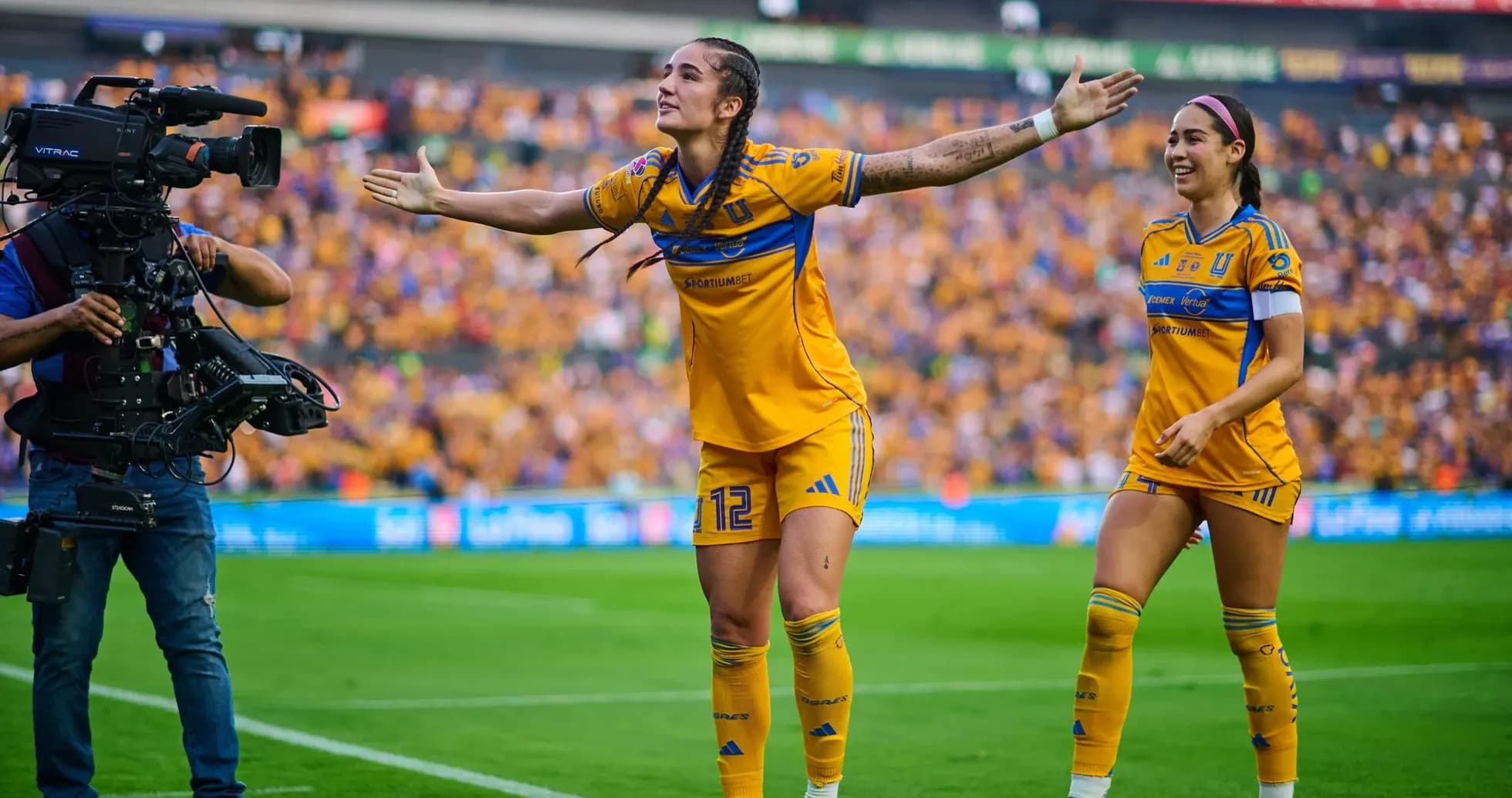 Jugadoras de Tigres celebrando un gol
