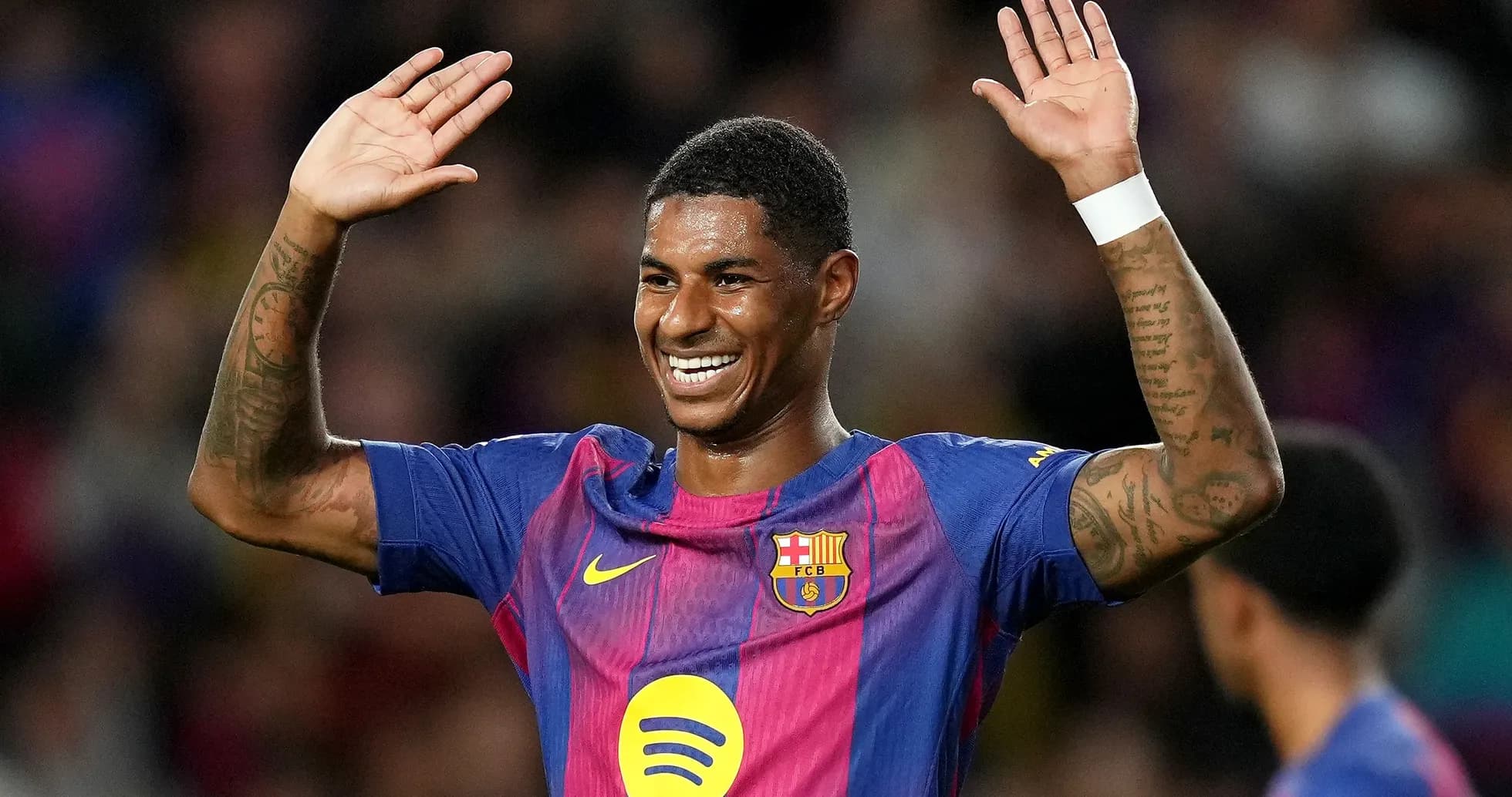 Jugador de Barcelona levantando las manos en celebración