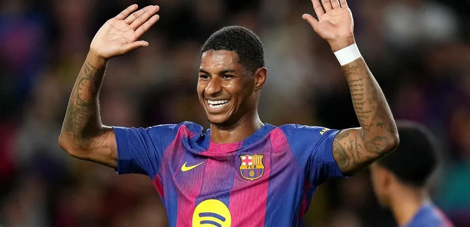 Jugador de Barcelona levantando las manos en celebración