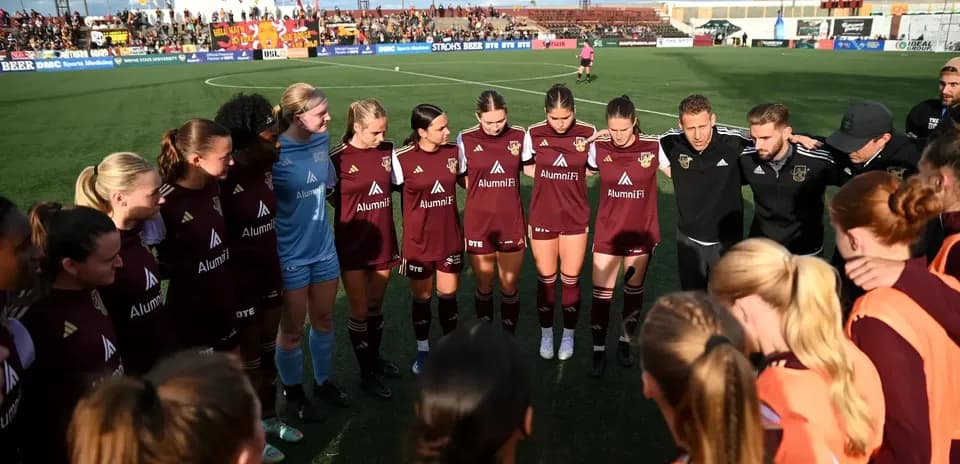 Equipo de Detroit City en círculo antes del partido