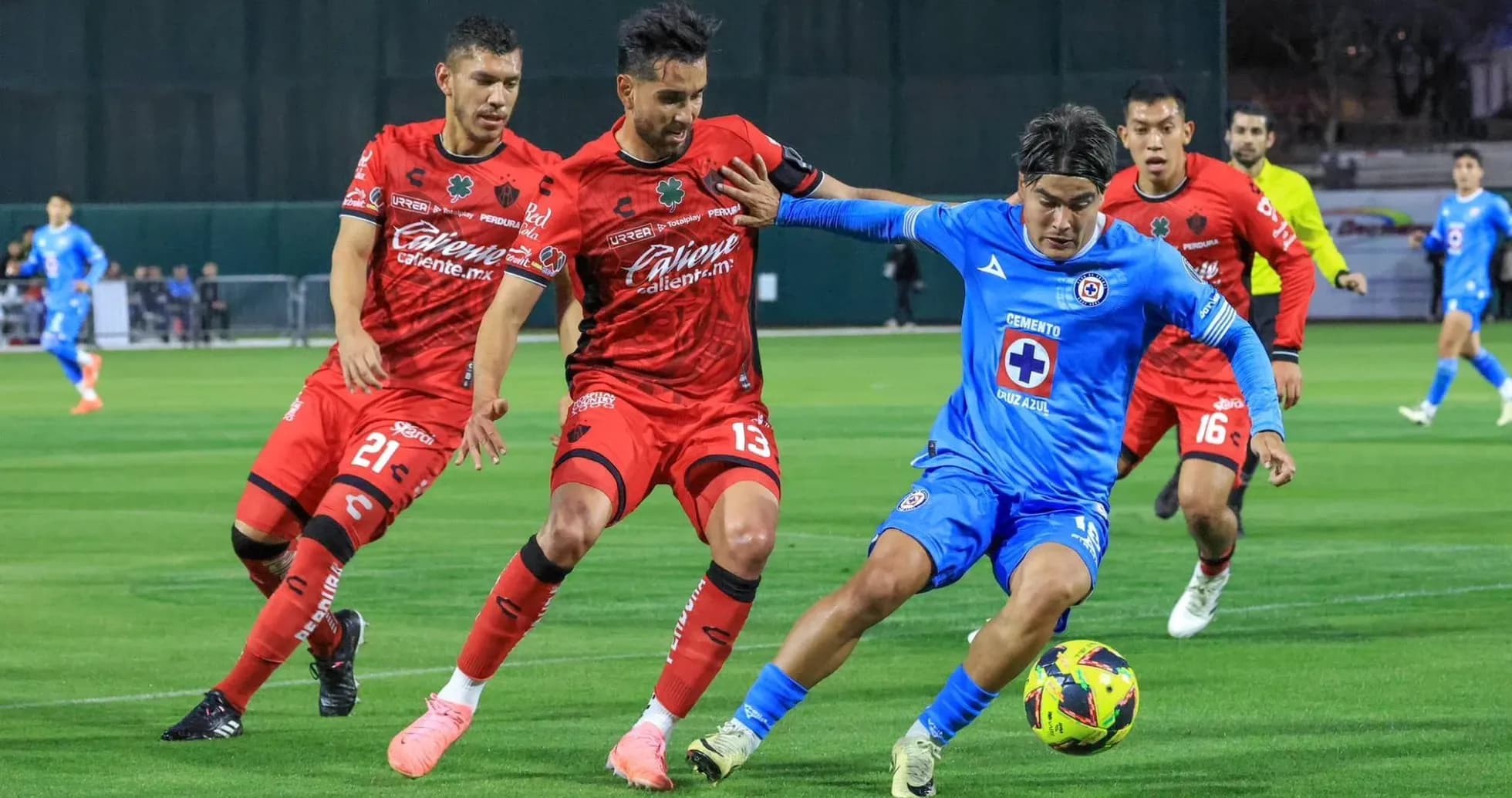 Cruz Azul y Atlas compiten por el balón