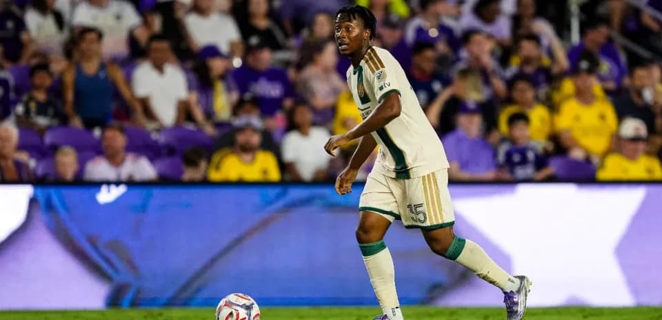 Jugador de Atlanta United FC con balón en el campo