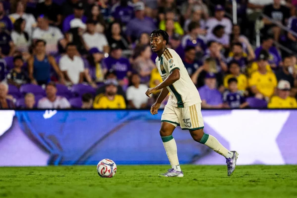 Jugador de Atlanta United FC con balón en el campo