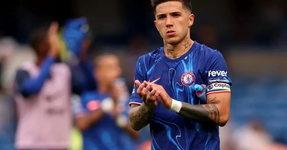 Jugador aplaudiendo en el campo de fútbol