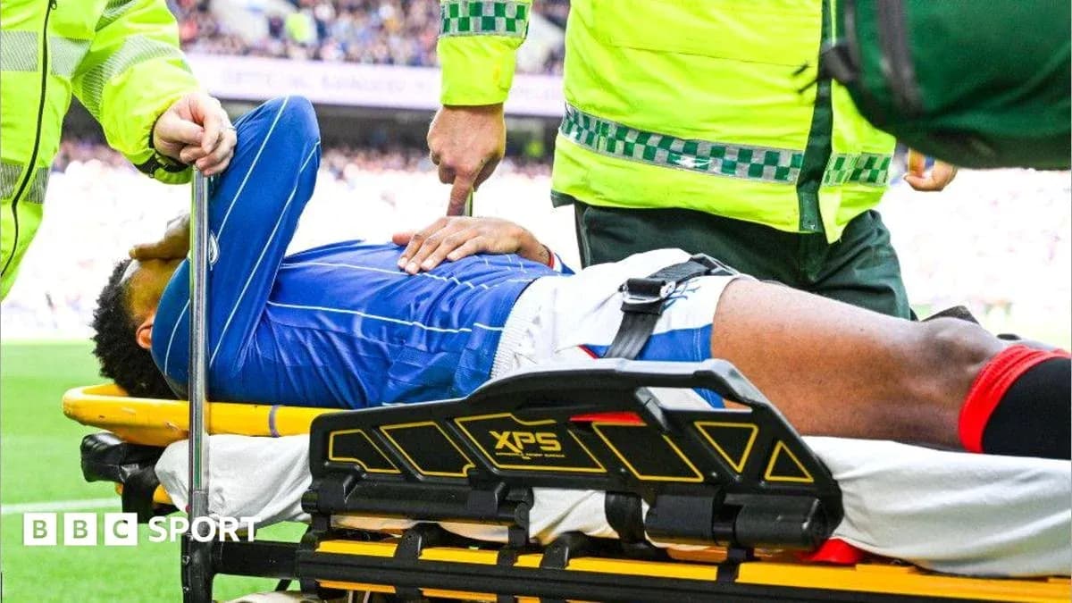 Jugador siendo atendido en camilla por personal médico