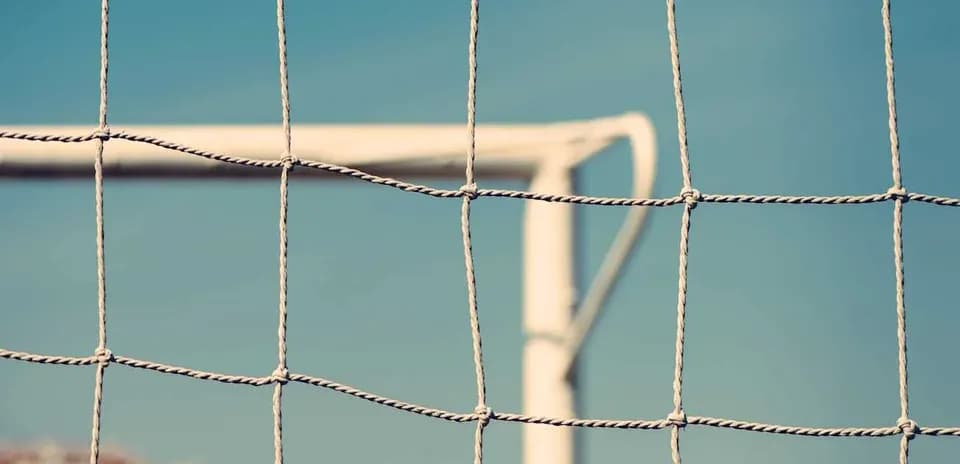 Red de gol con fondo azul y portería
