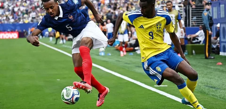 Jugador de Francia y Suecia compitiendo por el balón