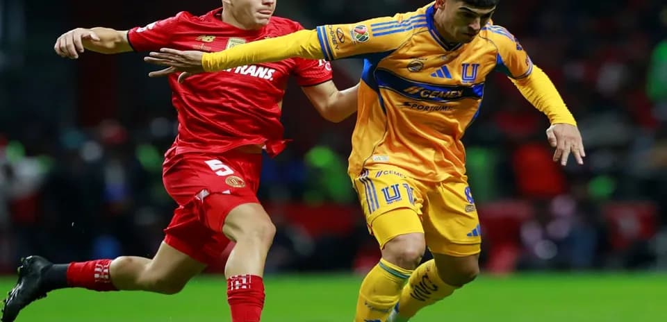 Jugador de Toluca persiguiendo a jugador de Tigres