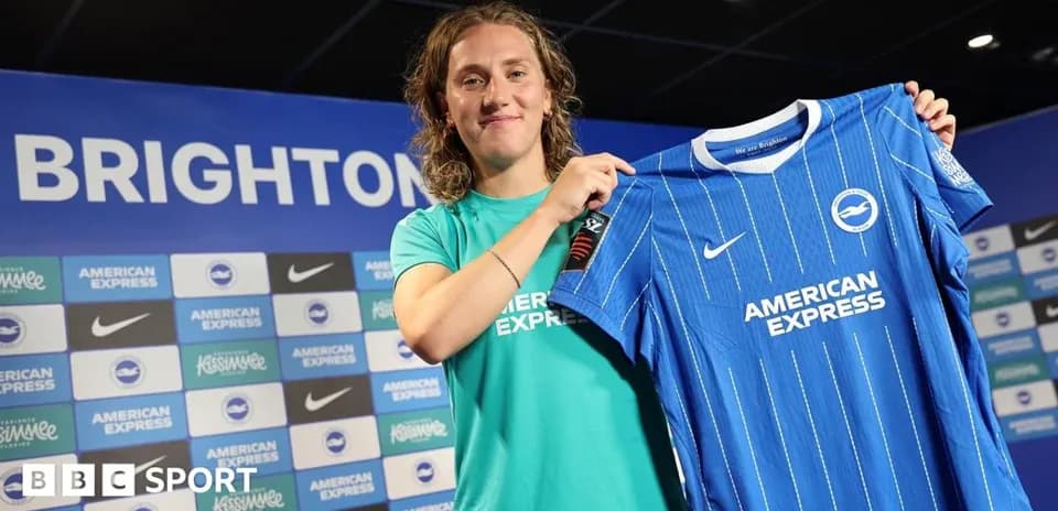 Jugadora presenta la camiseta de Brighton en conferencia