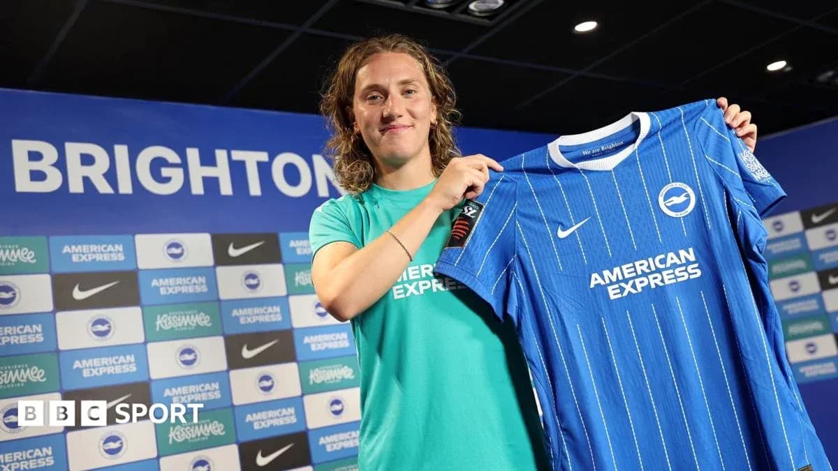 Jugadora presenta la camiseta de Brighton en conferencia