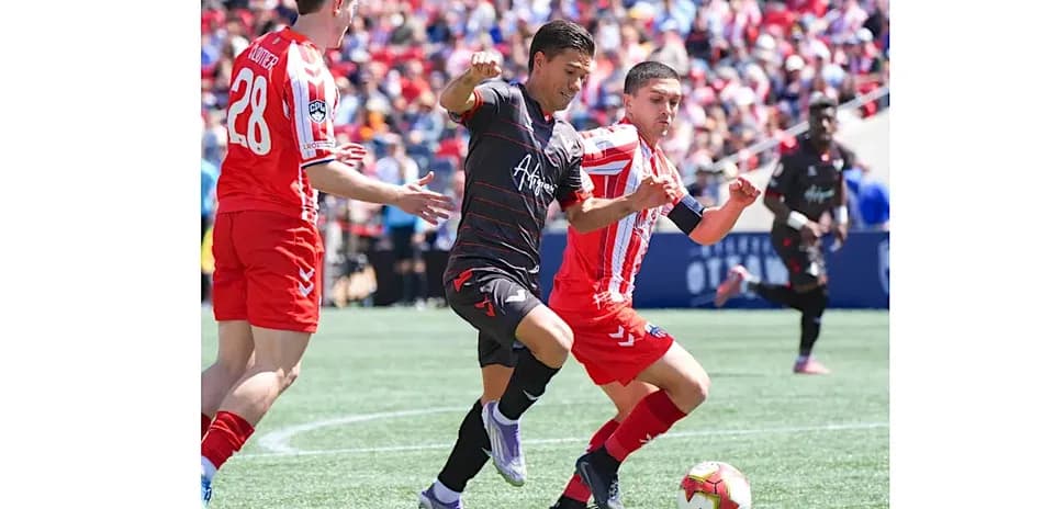 Jugadores de Vancouver FC y Atlético Ottawa en acción