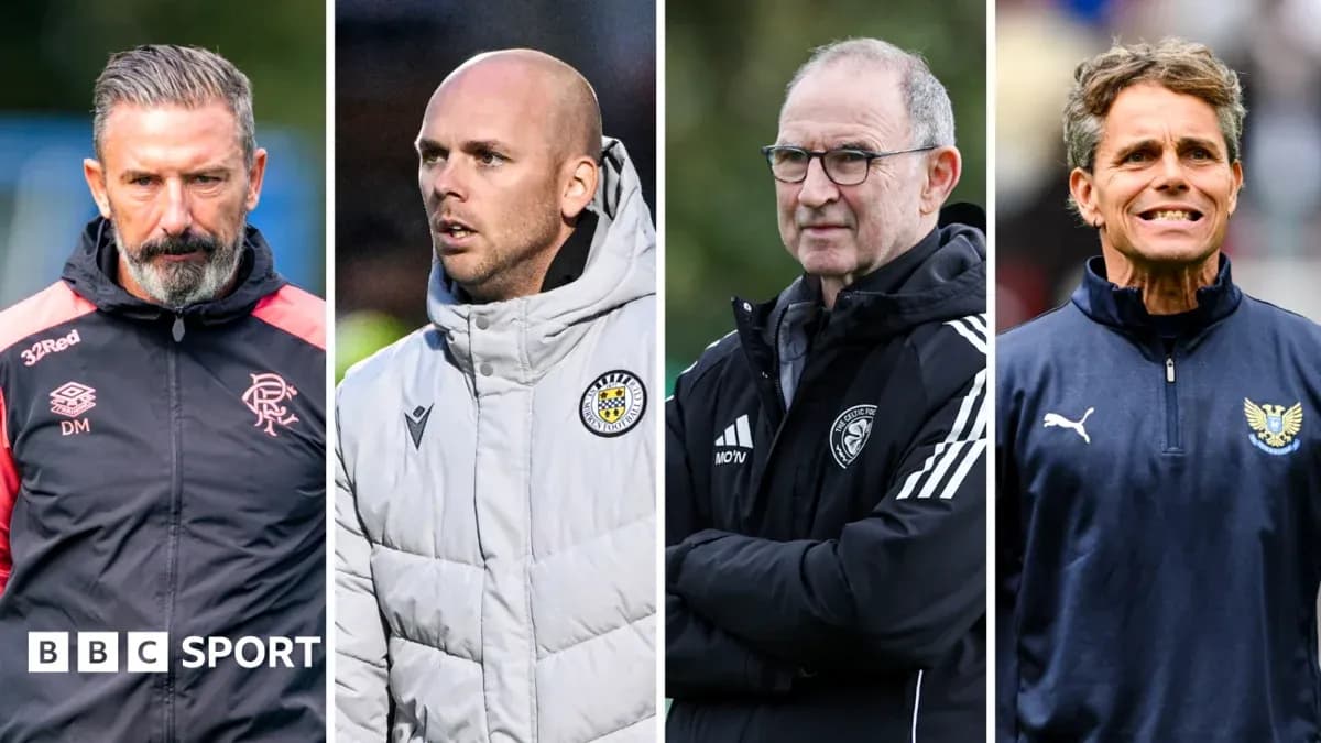 Cuatro entrenadores de fútbol en diferentes poses