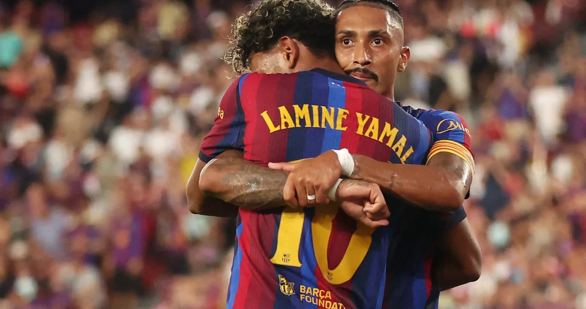 Jugadores del FC Barcelona abrazándose en celebración