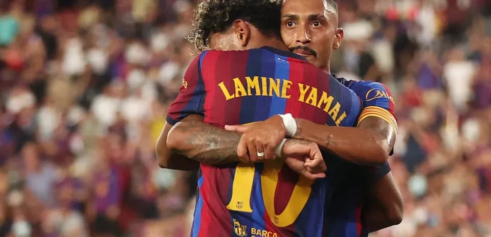 Jugadores del FC Barcelona abrazándose en celebración
