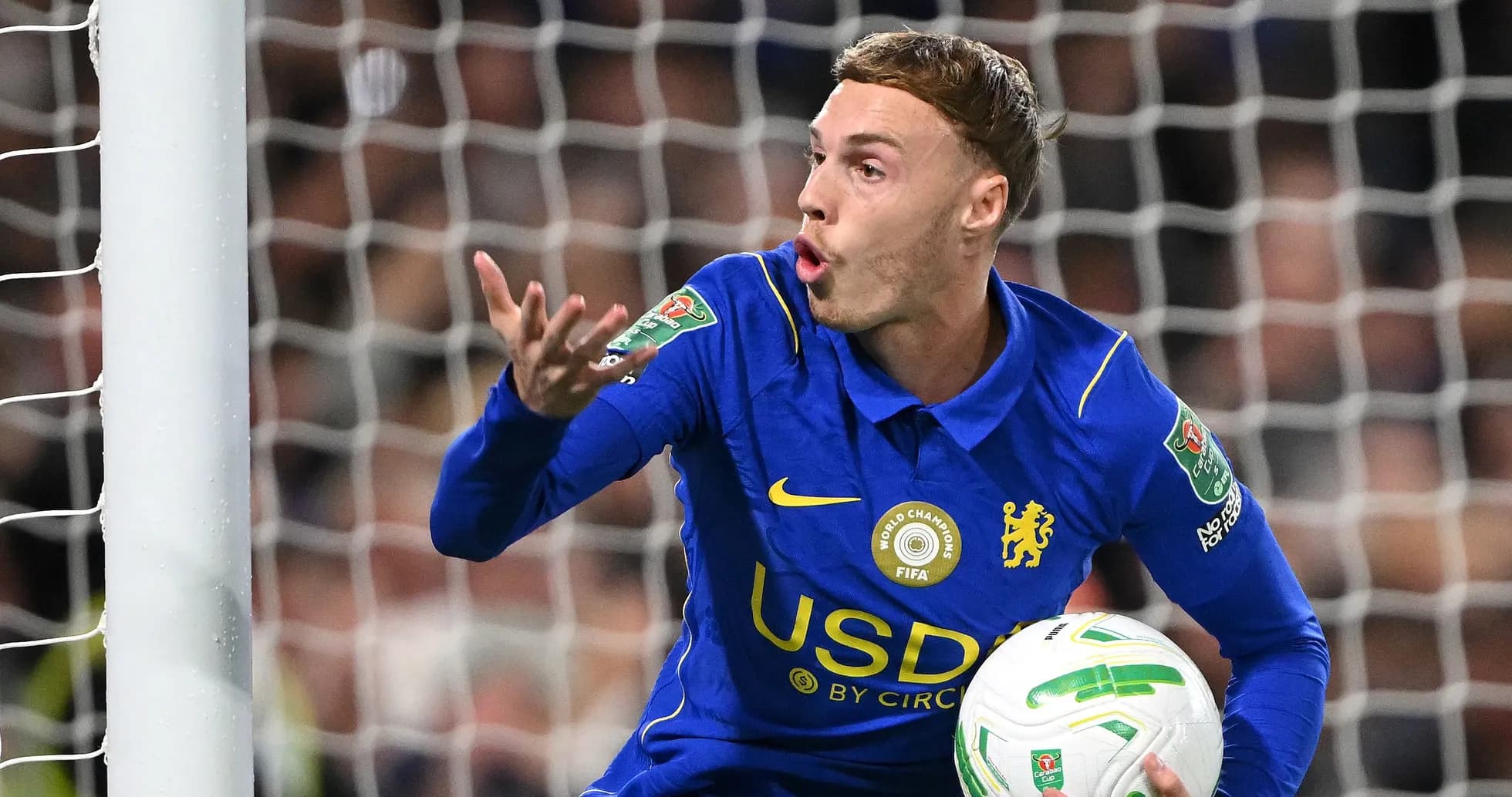 Jugador de Chelsea mostrando el balón en el campo