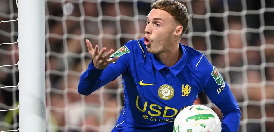 Jugador de Chelsea mostrando el balón en el campo