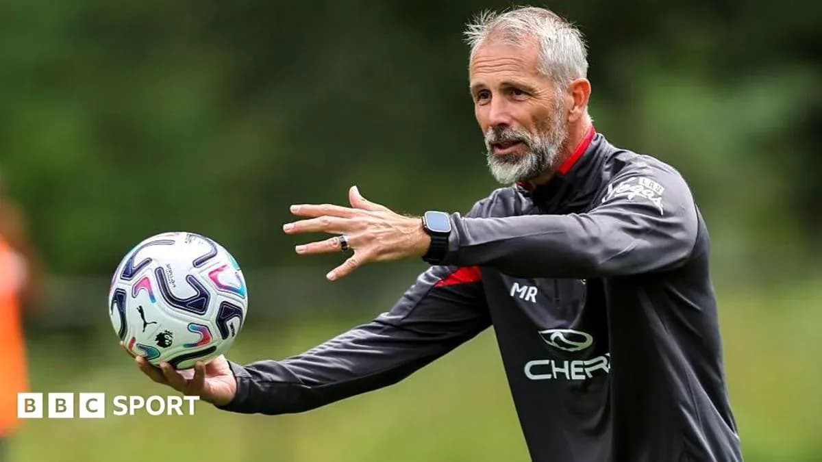 Entrenador dirigiendo una sesión de entrenamiento con balón