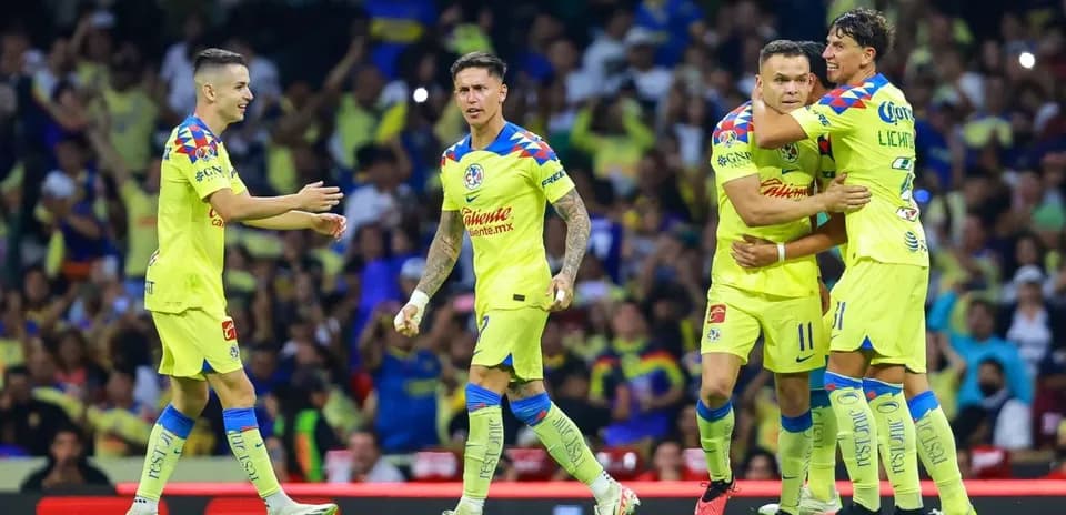 Jugadores de Club América celebrando un gol