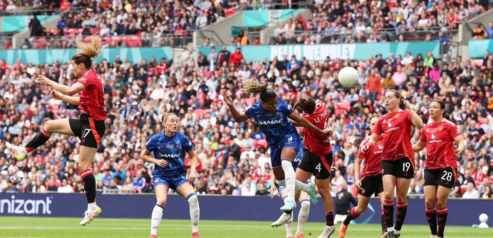 Jugadora de Manchester United salta para cabezear