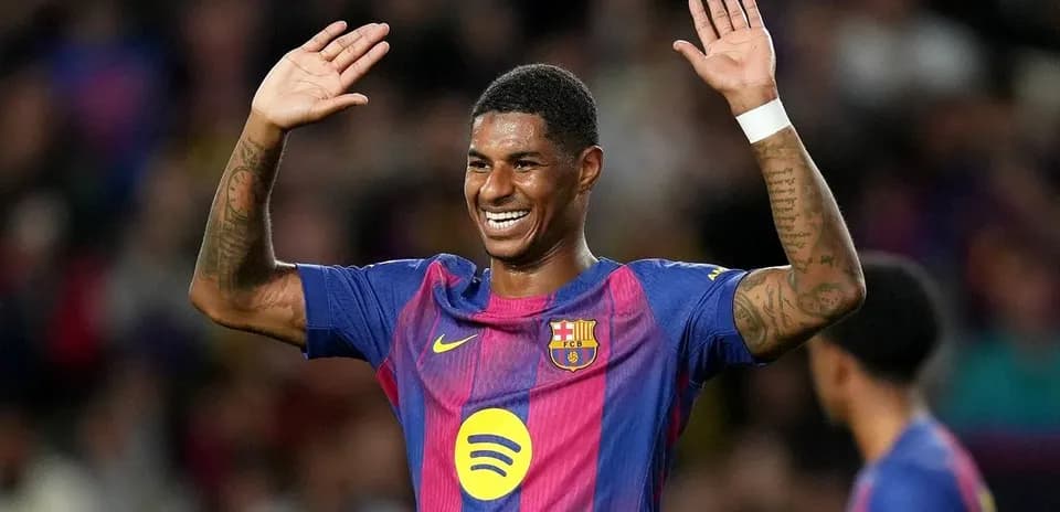 Jugador del FC Barcelona celebrando con las manos arriba