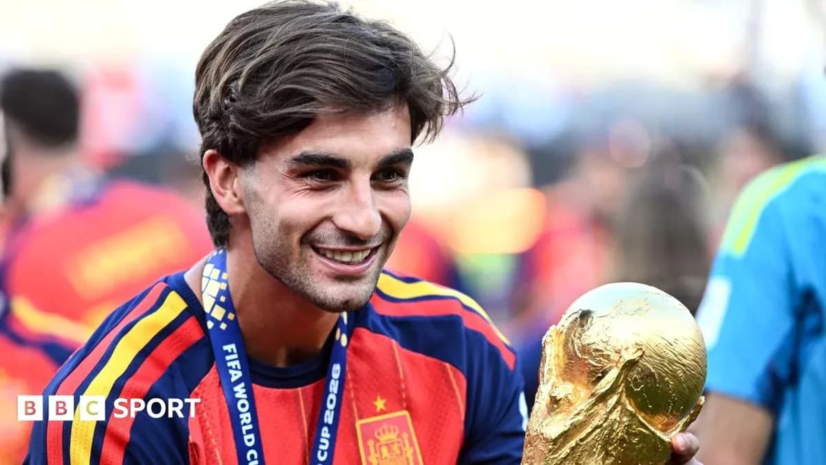 Jugador de España sosteniendo la Copa del Mundo