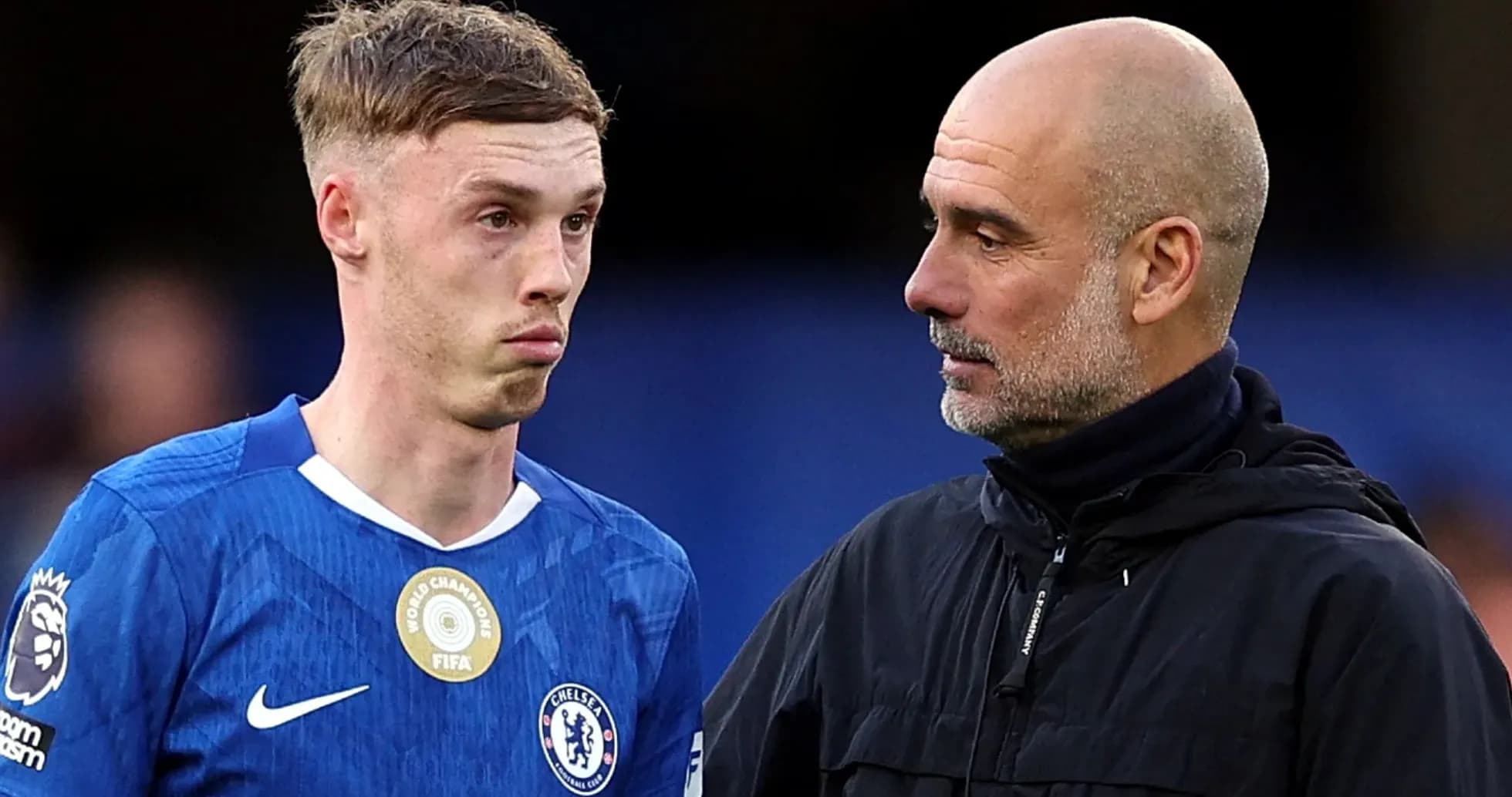 Jugador de Chelsea y entrenador conversando en el campo