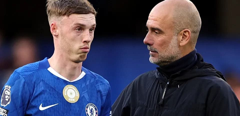 Jugador de Chelsea y entrenador conversando en el campo