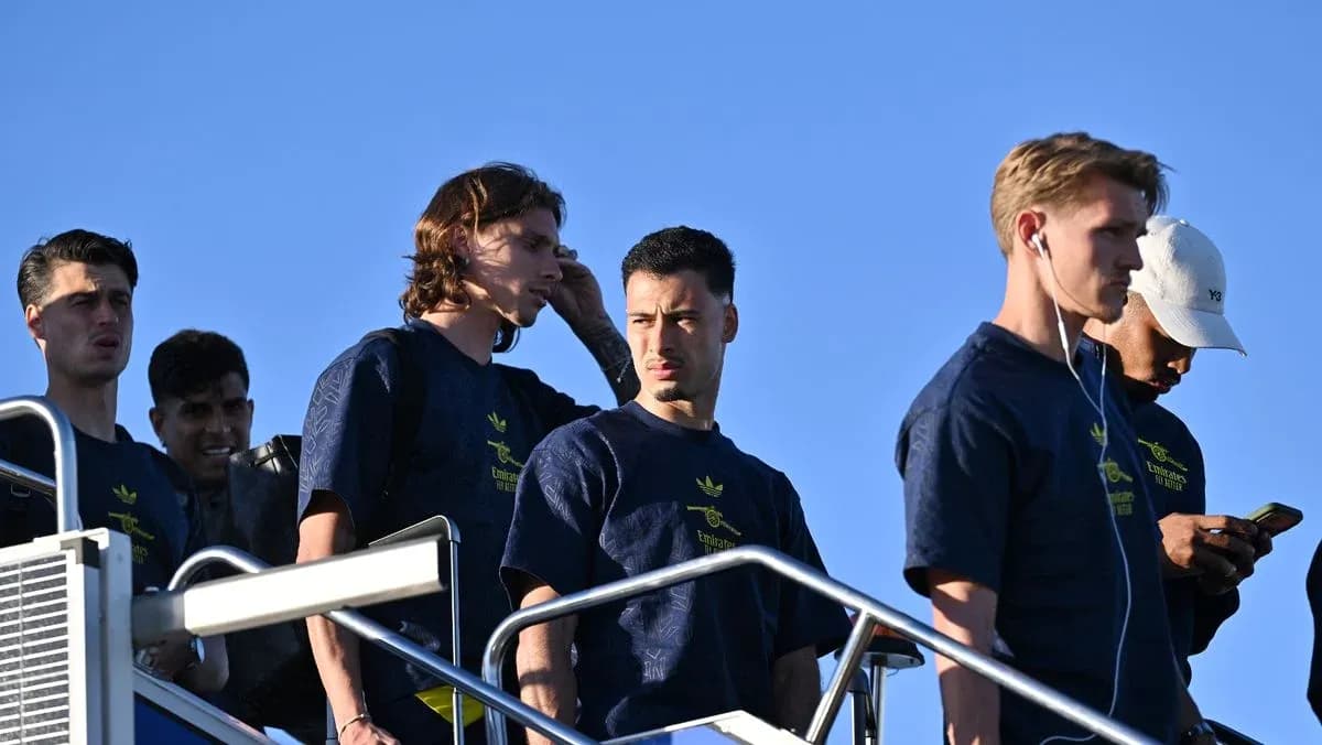 Jugadores descendiendo de un avión en la pista