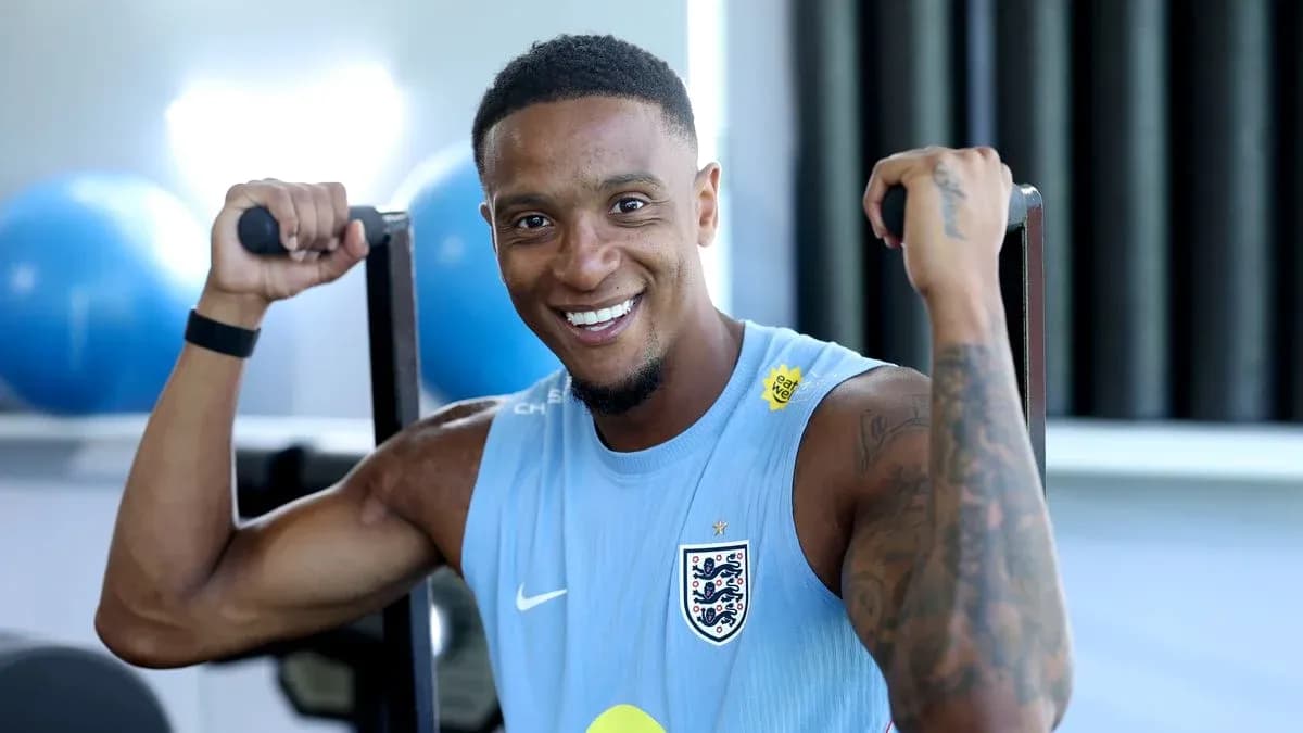 Jugador entrenando con pesas en gimnasio