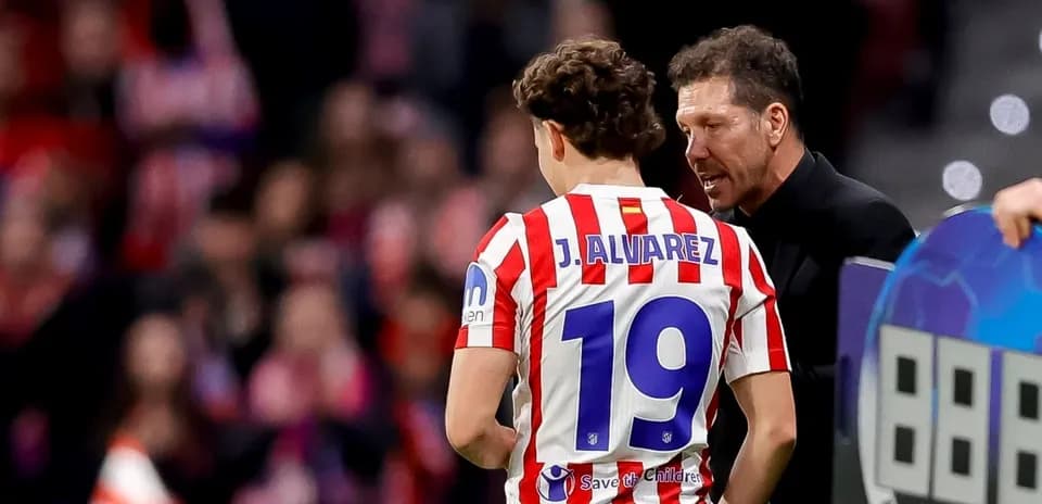 Entrenador hablando con jugador J. Álvarez durante el partido