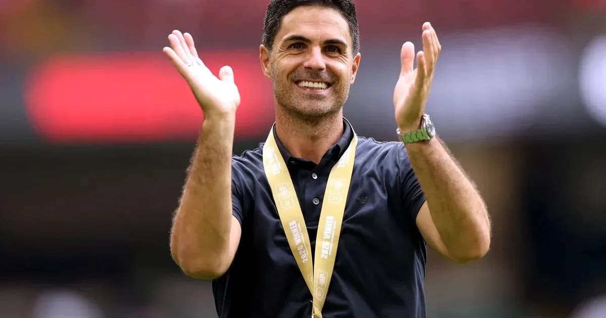 Entrenador aplaudiendo con medalla colgada al cuello