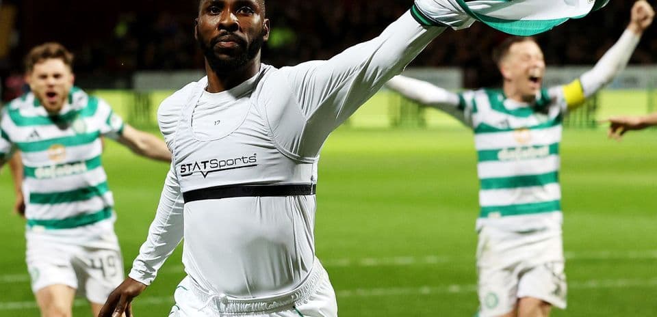 Jugador celebrando gol con camiseta en mano
