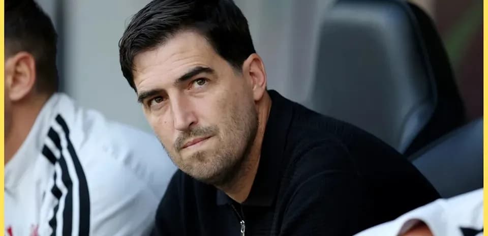 Entrenador observando desde el banquillo durante el partido