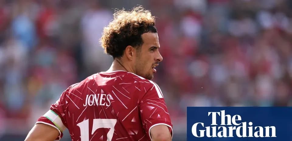 Jugador con camiseta roja en el campo de fútbol