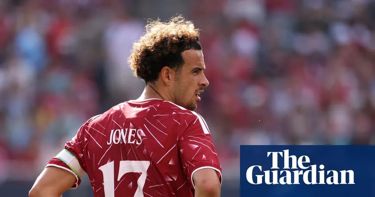 Jugador con camiseta roja en el campo de fútbol