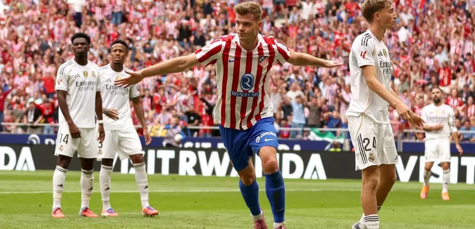 Jugador de Atlético de Madrid celebra un gol en el derbi