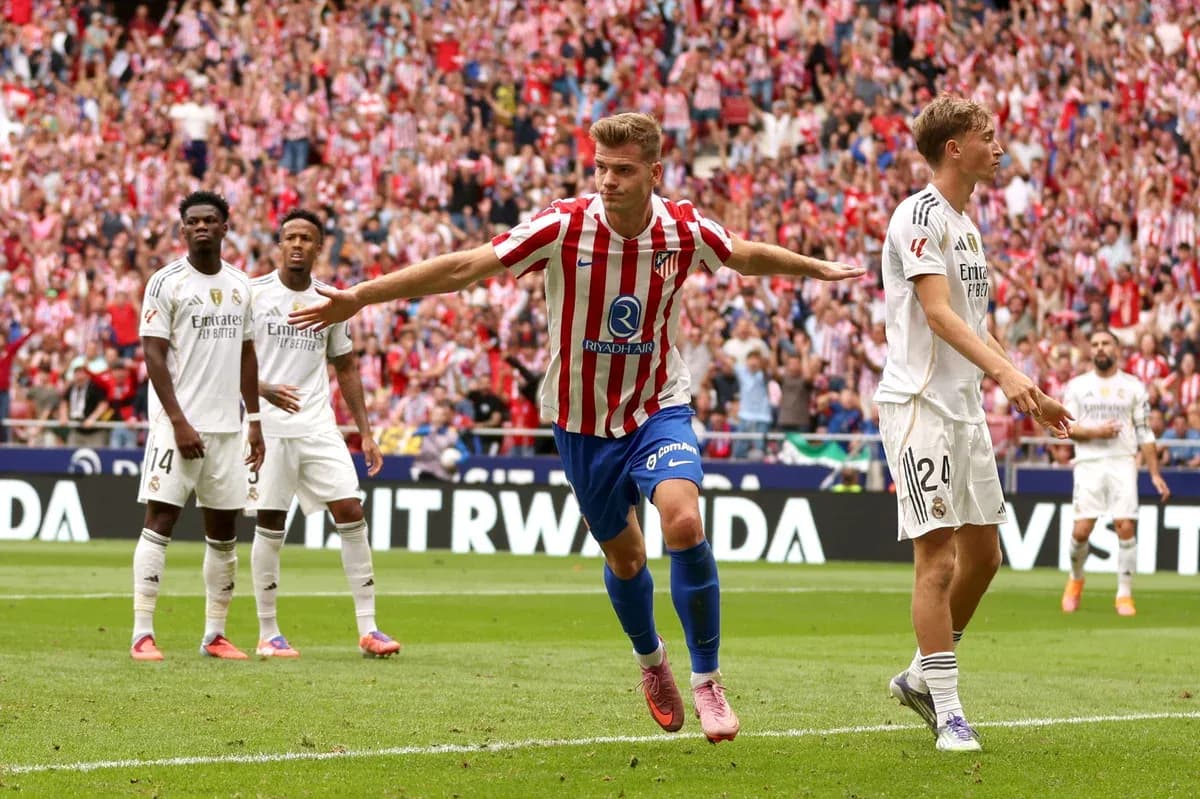 Jugador de Atlético de Madrid celebra un gol en el derbi