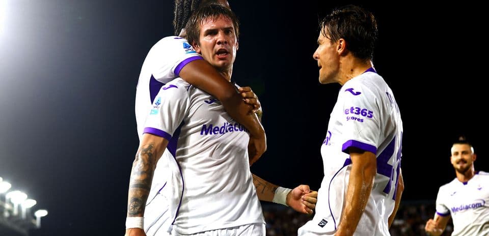 Jugadores de Fiorentina celebrando un gol en partido
