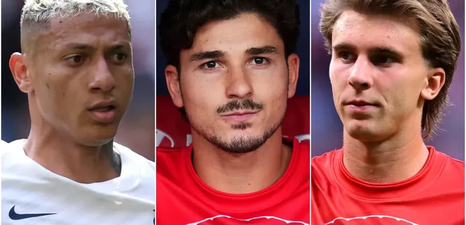 Tres futbolistas posando en el banquillo