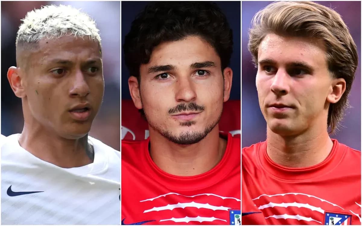 Tres futbolistas posando en el banquillo