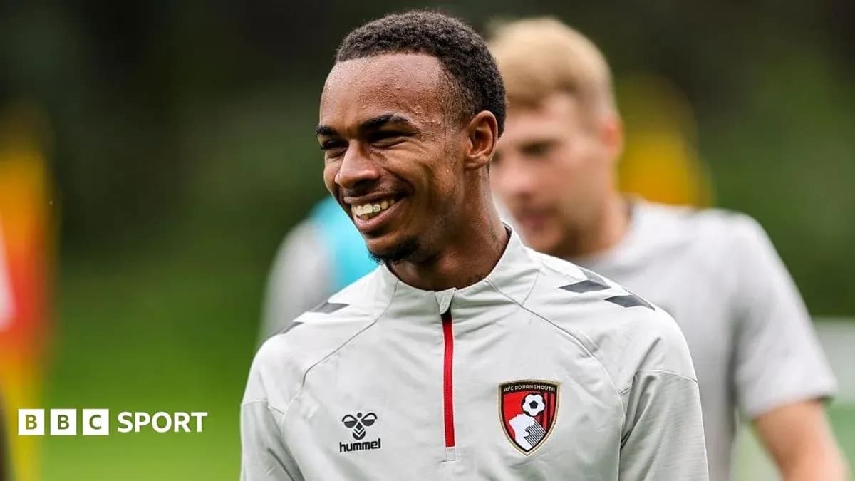 Jugador sonriente en entrenamiento de AFC Bournemouth