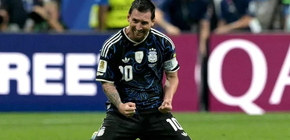 Jugador argentino celebrando en el campo de fútbol