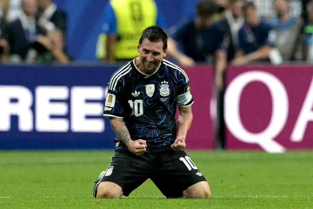 Jugador argentino celebrando en el campo de fútbol