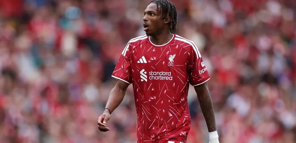 Jugador de Liverpool caminando en el campo