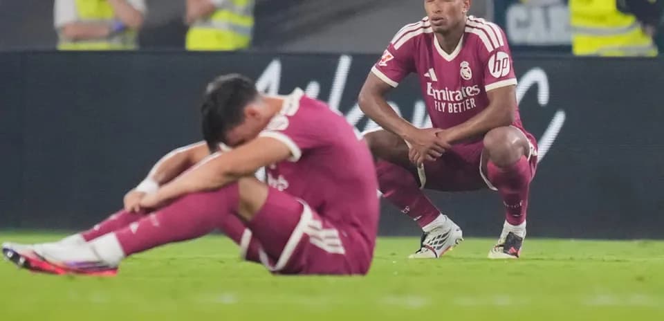 Jugadores de Real Madrid sentados en el campo