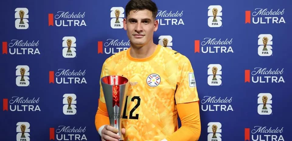 Portero sosteniendo un trofeo en evento FIFA